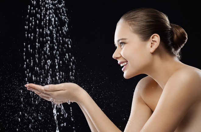 Không sử dụng vòi nước nóng để rửa mặt - Ảnh: Shutterstock
